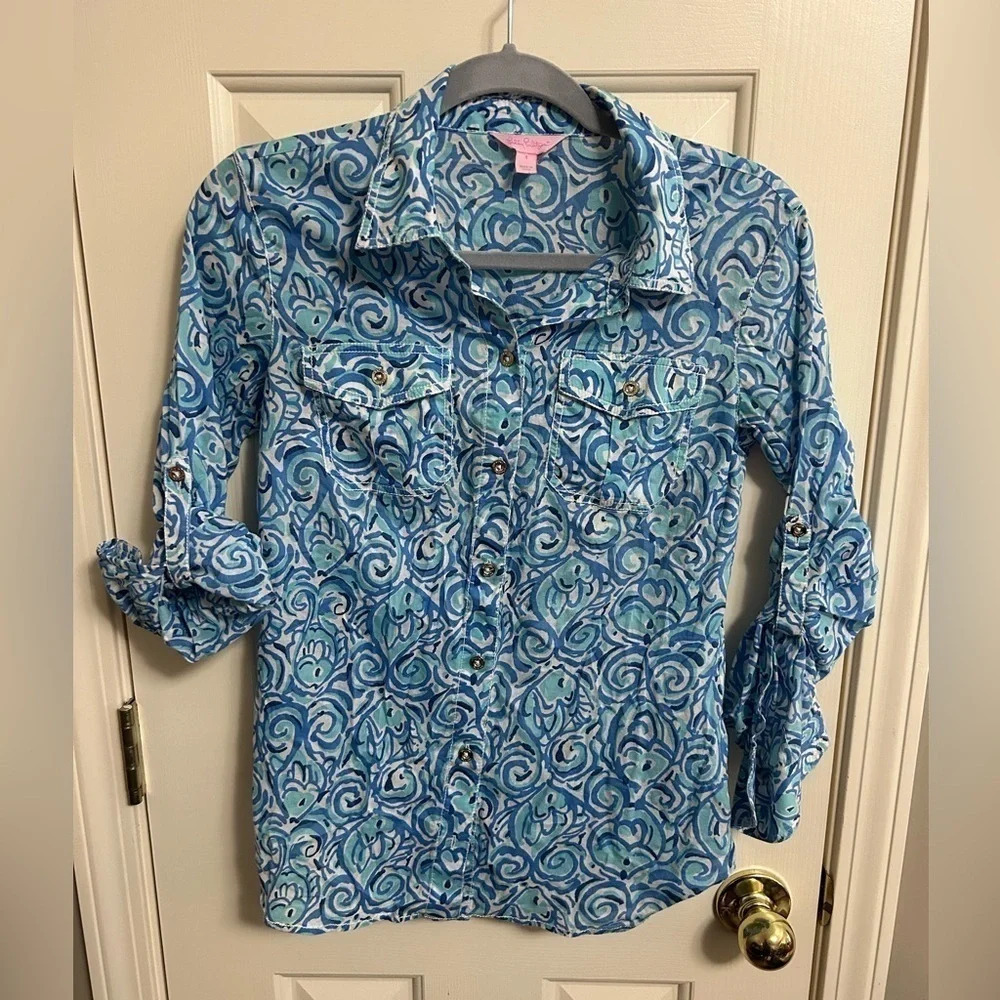 2/$28 Lilly Pulitzer Blue Fish Print Top Blouse Button Up Roll Tab Sleeve Size 4